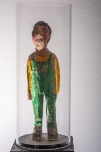 Junge mit grüner Latzhose von Luise Wegner