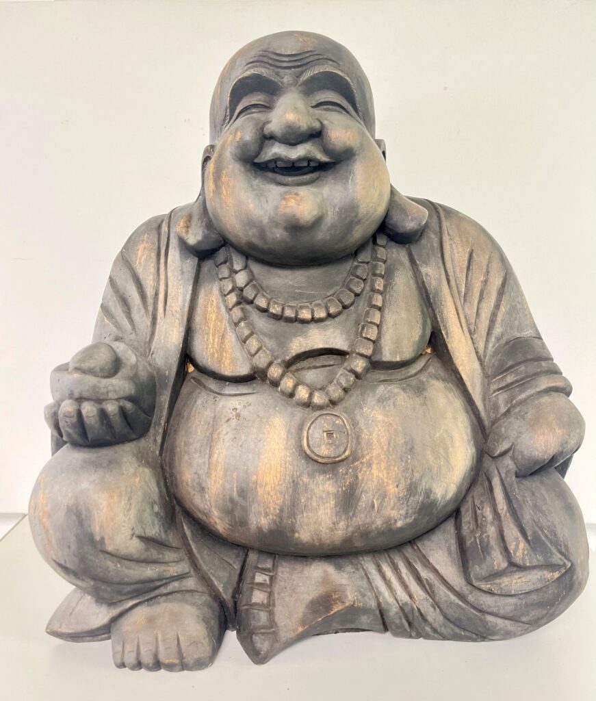 Sitzender Buddha aus geschnitztem Holz (1)