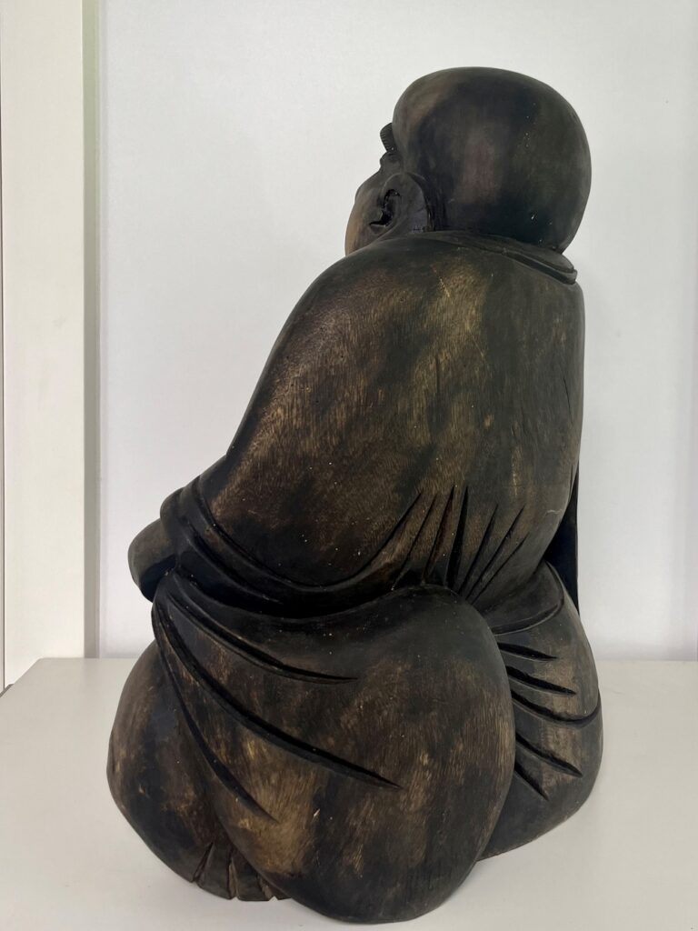 Sitzender Buddha aus geschnitztem Holz (2)