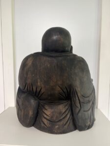 Sitzender Buddha aus geschnitztem Holz (3)